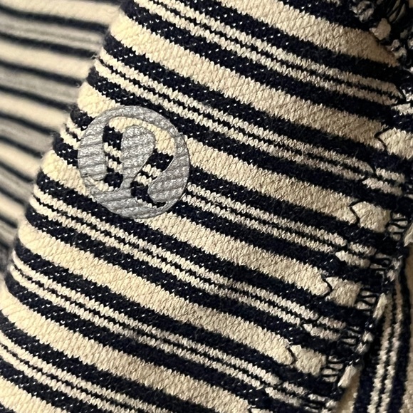 Rare Lululemon Forme Jacket Tan & Navy pinstripe w/Rose Gold hardware Sz 10 - Picture 5 of 12